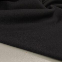 Schwarzer Wollstoff für Wintermäntel - schwer, dicht und warm