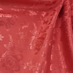 Roter Jacquard mit eingewebtem Blumenmuster