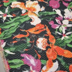 Exotischer Blumenjacquard - ausdrucksstarkes mehrfarbiges Muster auf schwarzem Grund