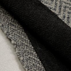 Graue elastische Strickware mit Fischgrätmuster