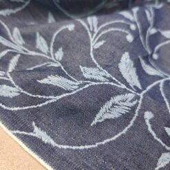 Dunkelblauer leichter Jeansstoff mit zartem Blättermuster - Hemdenstoff
