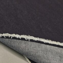 Dunkelblauer elastischer Jeansstoff mit leicht violettem Ton
