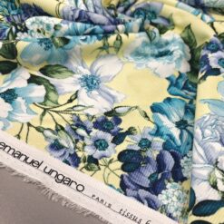 Vanillegelber Baumwoll-Samt mit blauem Blumenmuster